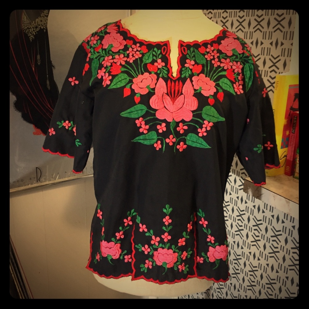 Gorgeous embroidered Vintage Mexican Blousa 🌹🌺🌷